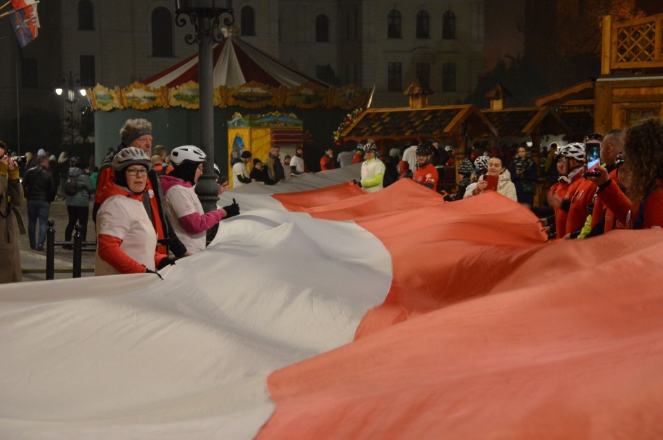 Podczas zakończenia imprezy na Starym Rynku w Bydgoszczy rozciągnięto flagę/fot.: Patryk Głowacki