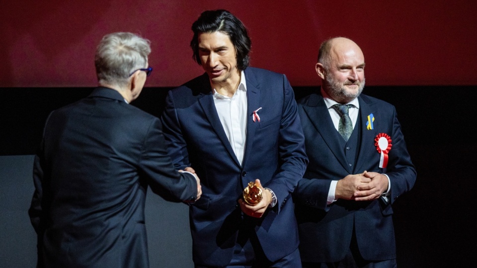 Dyrektor festiwal Marek Żydowicz, marszałek województwa kujawsko-pomorskiego Piotr Całbecki oraz aktor Adam Driver, który odebrał specjalną nagrodę dla aktora podczas gali otwarcia 31. edycji Międzynarodowego Festiwalu Filmowego Energa Camerimage/fot: PAP/Mikołaj Kuras