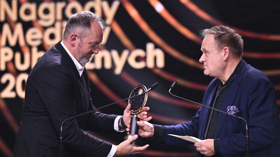 Jarosław Jakubowski odebrał nagrodę w kategorii "Idea" podczas uroczystej Gali Nagród Mediów Publicznych 2023/fot: PAP/Radek Pietruszka