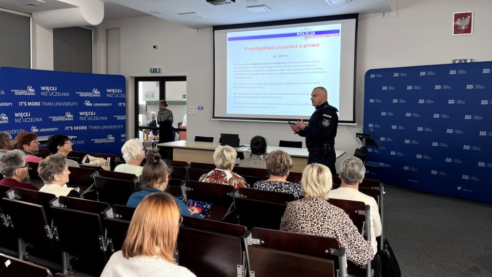 Zakład Ubezpieczeń Społecznych w Bydgoszczy przygotował kolejne spotkanie z seniorami w trosce o ich bezpieczeństwo/fot. materiały policji