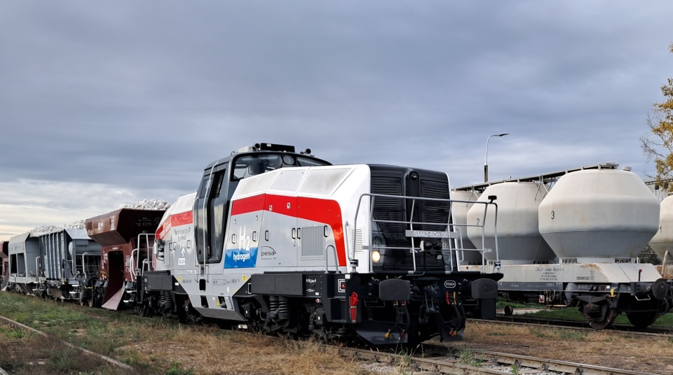 Na bocznicy kolejowej Grupy Ciech w Inowrocławiu odbyły się testy pierwszej manewrowej lokomotyw wodorowej w Polsce/fot. Pesa