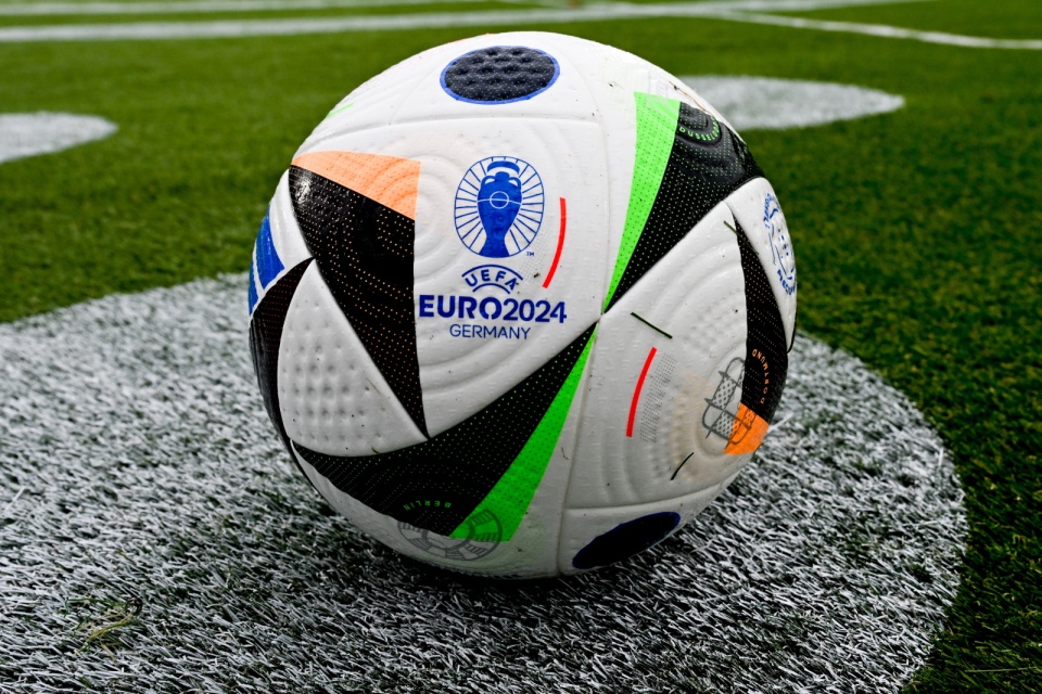 Oficjalna piłka przyszłorocznych mistrzostw Europy/fot.: PAP/EPA/Filip Singer