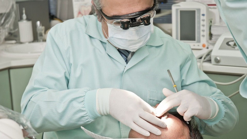Należy przynajmniej raz w roku odwiedzić stomatologa, nawet jak nic nam w jamie ustnej nie dolega/fot. Pixabay