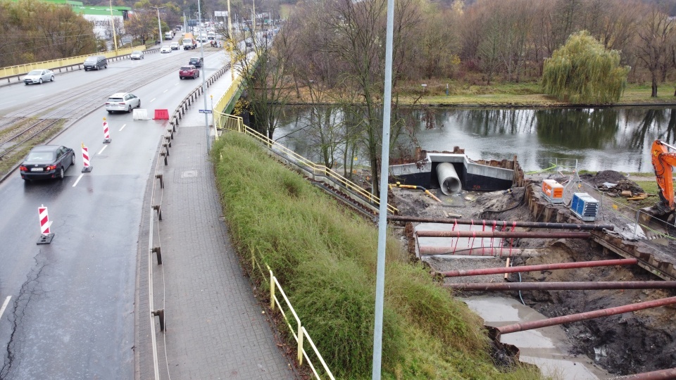 Ускладнення руху на Поморському мості в Бидгощі. Ймовірно ремонтні роботи каналізації пошкодили насип на під
