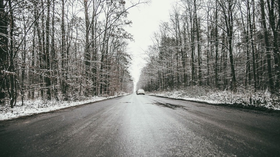 Opady śniegu, deszczu ze śniegiem i marznąca mżawka mogą powodować powstawanie gołoledzi/fot. ilustracyjna, Pixabay