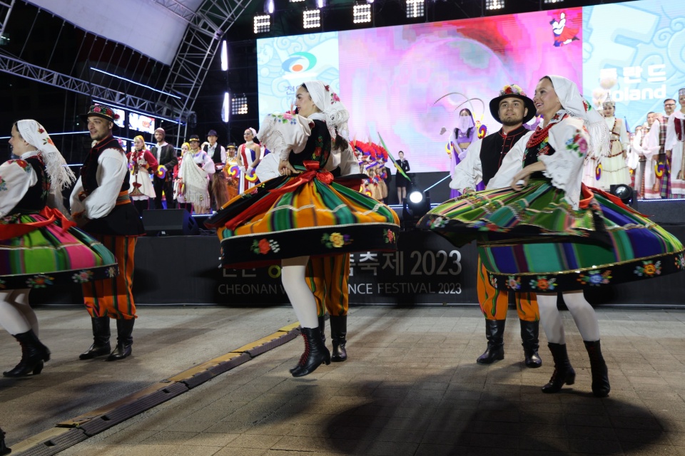 Zespół Pieśni i Tańca Ziemia Bydgoska podczas październikowych występów w Korei Południowej/fot. Zespół Pieśni i Tańca Ziemia Bydgoska, Facebook