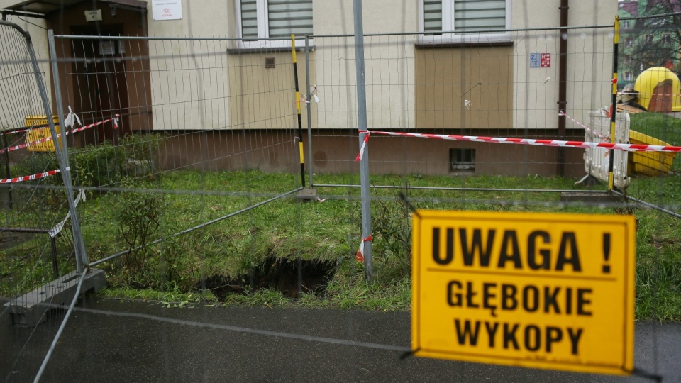 W wyniku powstania osuwiska ewakuowano 13 osób, które prawdopodobnie jeszcze w poniedziałek wrócą do swoich mieszkań/fot: PAP/Zbigniew Meissner