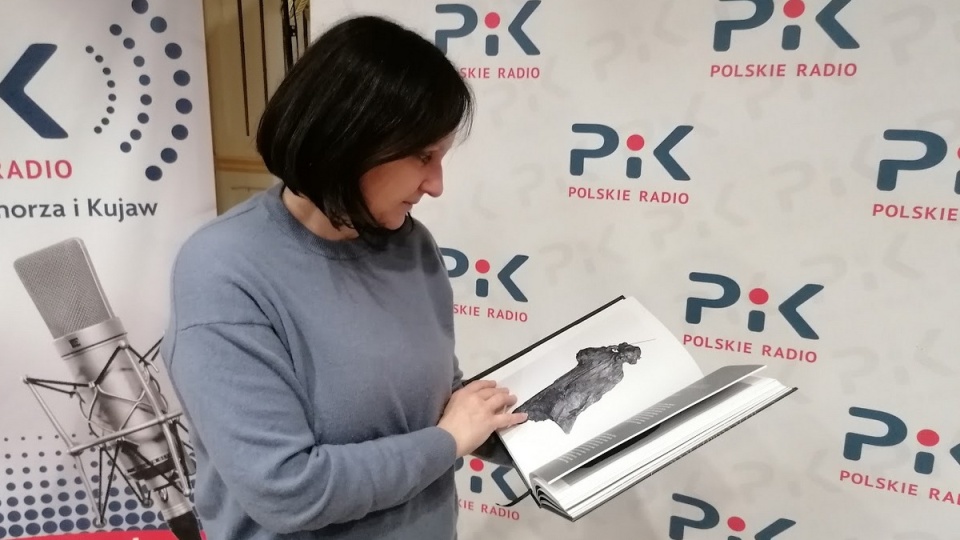 Agnieszka Wysocka z albumem „Rzeźba - z kolekcji Filharmonii Pomorskiej"/fot. Magdalena Gill