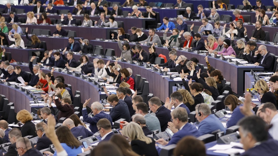 Europarlamentarzyści podczas głosowania w sprawie traktatów unijnych/fot:PAP/Ronald Wittek