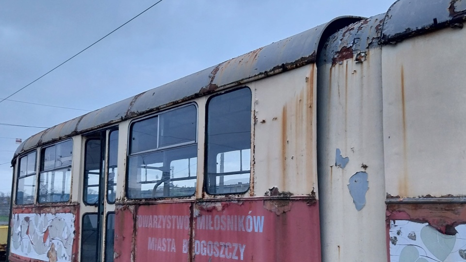 Od 2002 roku zabytkowy tramwaj 803N stoi pod gołym niebem, ale może się to zmienić. W ramach BBO pojazd może zostać wyremontowany/fot: Elżbieta Rupniewska