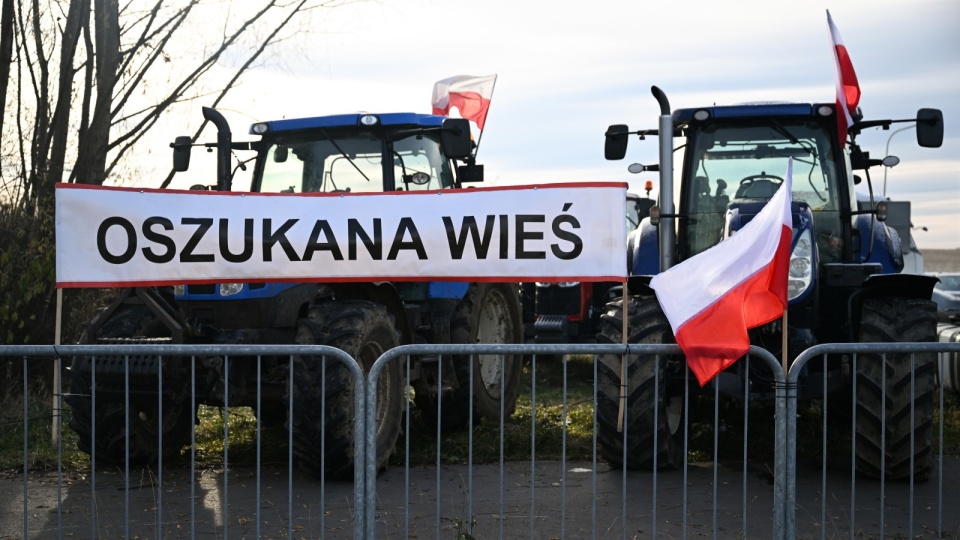 Rolnicy dołączyli się do akcji przewoźników, którzy blokują przejścia graniczne na południowym wschodzie kraju/fot: PAP/Darek Delmanowicz