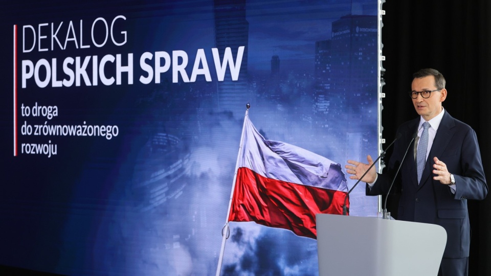 Premier Mateusz Morawiecki podczas konferencji prasowej na stadionie PGE Narodowy w Warszawie/fot:PAP/Paweł Supernak