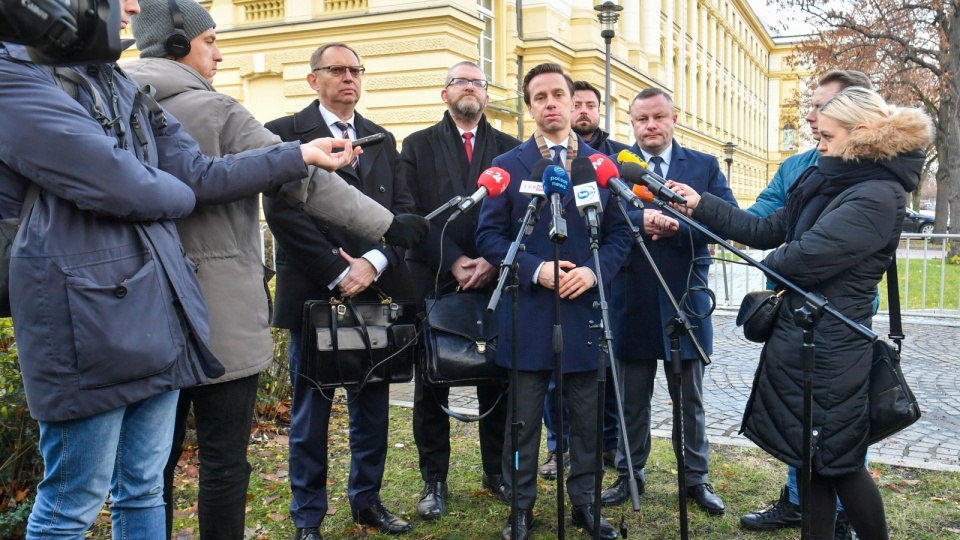 Wicemarszałek Sejmu Krzysztof Bosak i posłowie Konfederacji Krzysztof Tuduj, Grzegorz Braun, Roman Fritz oraz Rafał Mekler na konferencji prasowej pod siedzibą Kancelarii Prezesa Rady Ministrów/fot. Andrzej Lange, PAP