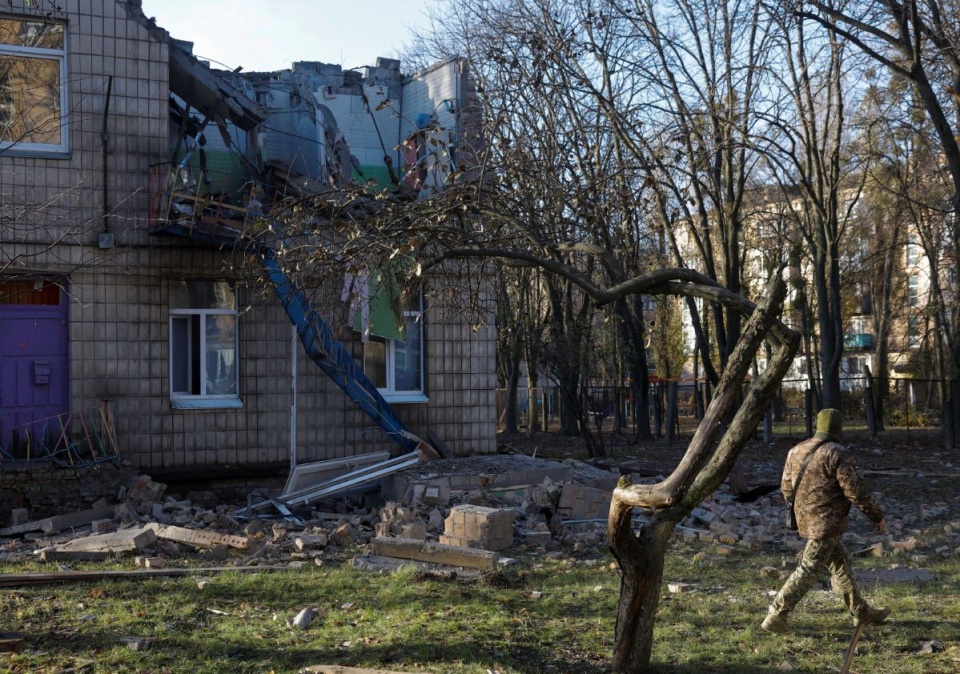 Ukraina wkracza w drugą zimę wojny/fot. PAP/EPA/SERGEY DOLZHENKO