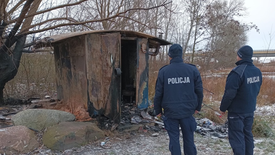 Zwęglone zwłoki w pustostanie we wsi w powiecie świeckim. Nie wiadomo, kim jest ofiara/fot. KPP Świecie