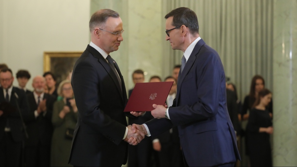 Powołany na stanowisko premiera Mateusz Morawiecki i prezydent RP Andrzej Duda podczas uroczystości powołania i zaprzysiężenia Rady Ministrów, 27 bm. w Pałacu Prezydenckim w Warszawie/fot. Paweł Supernak/PAP