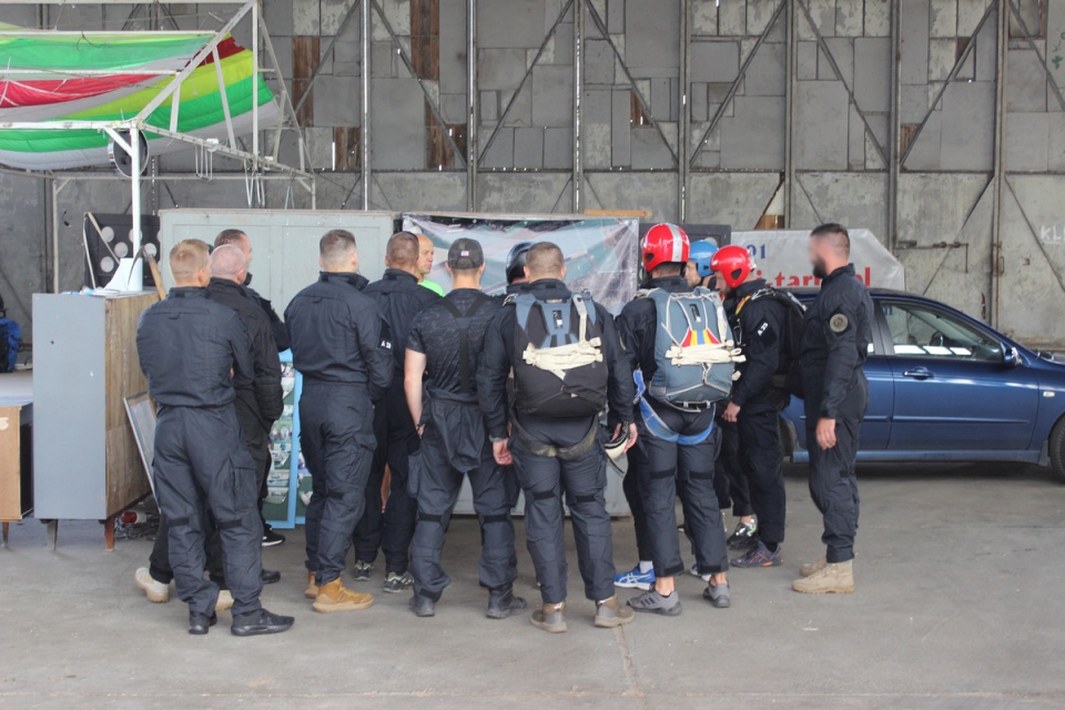 Skoki ze spadochronem to jeden z 11 modułów szkoleniowych, w których brali udział policjanci z regionu/fot: Izabela Adamczak-Garstecka, kujawsko-pomorska.policja.gov.pl