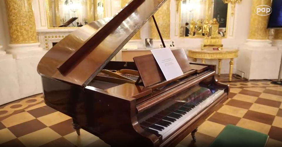 Wśród odzyskanych przedmiotów jest fortepian marki Bösendorfer z 1860 roku/screen z wideo, PAP
