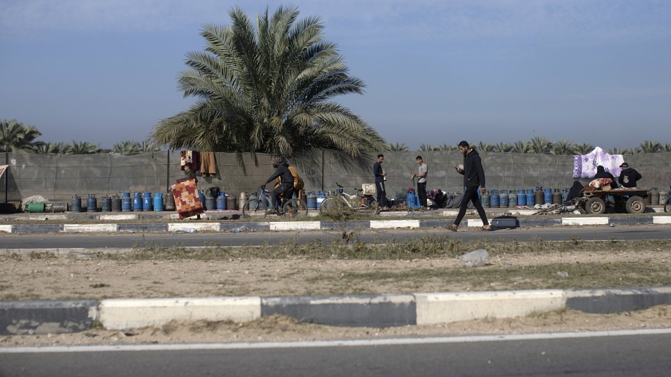 Palestyńczycy w czwartek ustawiali się w kolejce podczas zawieszenia broni, żeby napełnić butle z gazem. Już dzień później walki na froncie zostały wznowione/fot: PAP, Haitham Imad