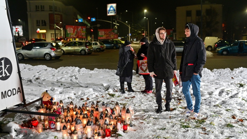 Mieszkańcy stawiają znicze w miejscu w centrum Andrychowa, gdzie we wtorek 28 listopada br. przez kilka godzin siedziała na zimnie zaginiona 14-latka/fot. Art Service, PAP