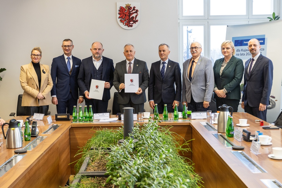 Na mocy podpisanego porozumienia do powiatów sępoleńskiego, lipnowskiego i nakielskiego trafi blisko 25 milionów euro/fot: Szymon Zdziebło dla UMWKP