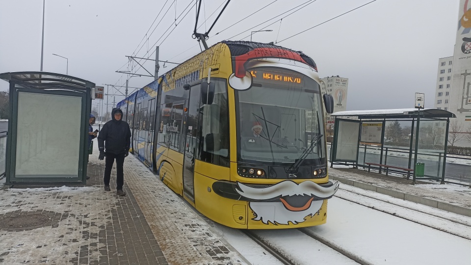 Za sprawą mikołajkowego tramwaju mieszkańcy Torunia już mogli poczuć atmosferę świąt/fot: Monika Kaczyńska