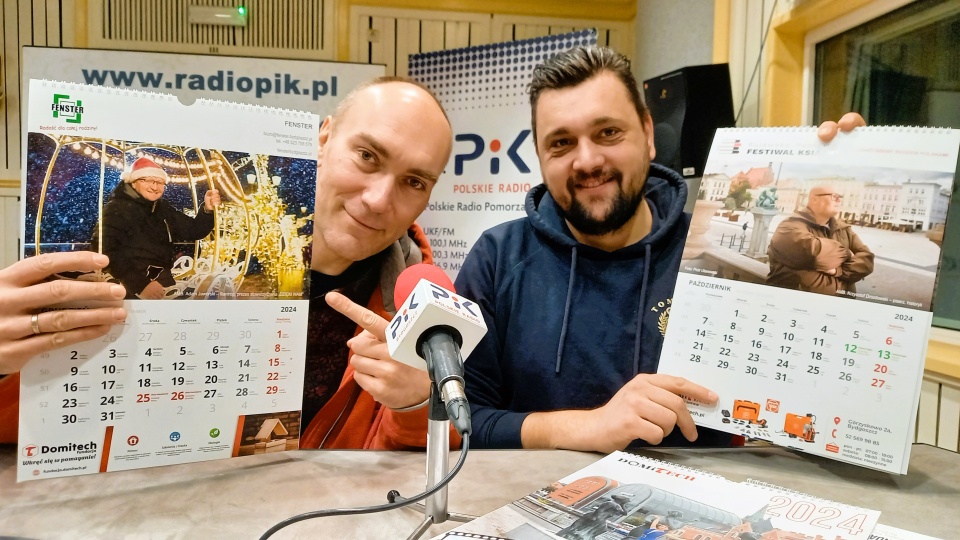 Adam Goździewski i Piotr Ulanowski prezentują kalendarz charytatywny, który wraca po wieloletniej przerwie/fot: Tatiana Adonis