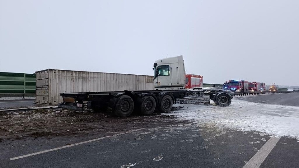 Miejsce karambolu w Miłocinie (woj. pomorskie). Trzy osoby zostały ranne w wypadku, do którego doszło na drodze krajowej S7. Zderzyły się tam cztery auta osobowe i samochód ciężarowy/fot. KW PSP Gdańsk, PAP