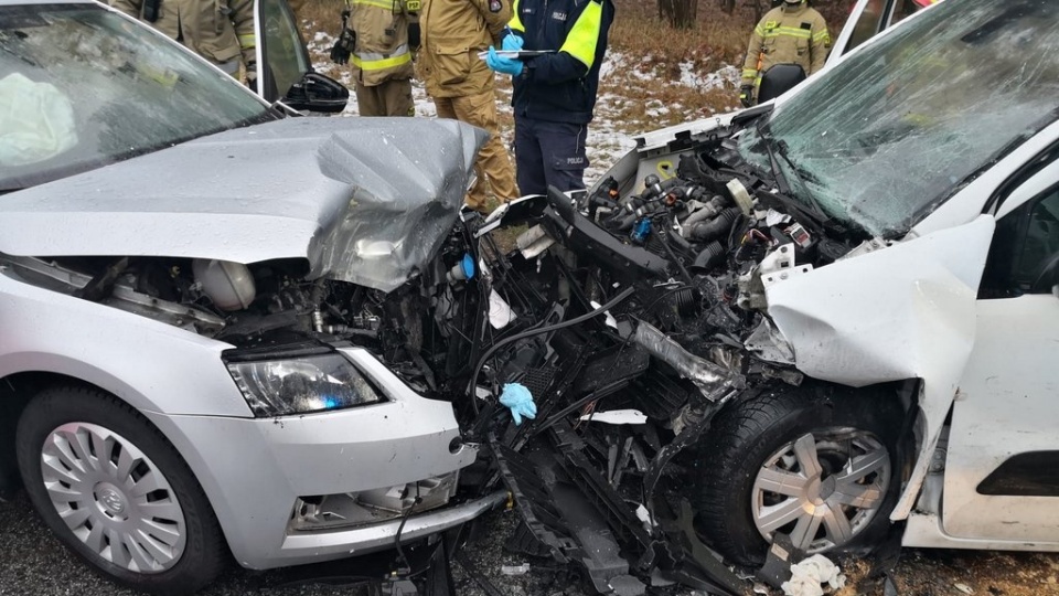 Jedna osoba zginęła w wypadku na DK nr 10 w Przyłubiu (w gm. Solec Kujawski). Na 291 km tej trasy zderzyły się dwa samochody osobowe. Łącznie pojazdami podróżowało 5 osób, 3 zostały ranne/fot. Policja