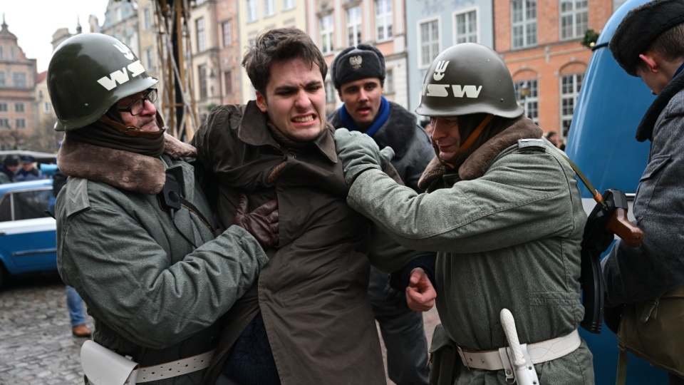 Inscenizacja tłumienia przez funkcjonariuszy PRL-owskich służb bezpieczeństwa protestu mieszkańców przeciw wprowadzeniu stanu wojennego/fot. PAP/Adam Warżawa