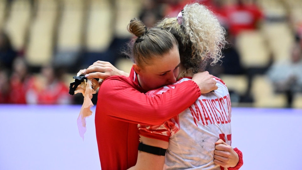 Zawodniczki reprezentacji Polski Sylwia Matuszczyk (z prawej) i Adrianna Płaczek (z lewej) po przegranym meczu grupy 3 mistrzostw świata piłkarek ręcznych z Rumunią w duńskim Herning/fot. Marcin Bielecki/PAP