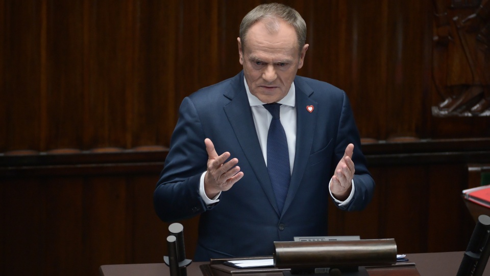 Premier Donald Tusk przemawia na sali obrad Sejmu. Szef rządu prezentuje w Sejmie program działania oraz skład gabinetu, wraz z wnioskiem w sprawie wyboru Rady Ministrów/fot: PAP, Marcin Obara