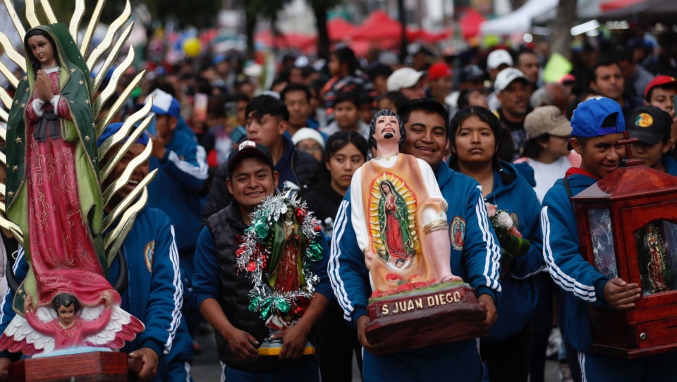Pielgrzymi przybywają do Bazyliki Matki Bożej z Guadalupe w Meksyku/fot. PAP/EPA/SASHENKA GUTIERREZ