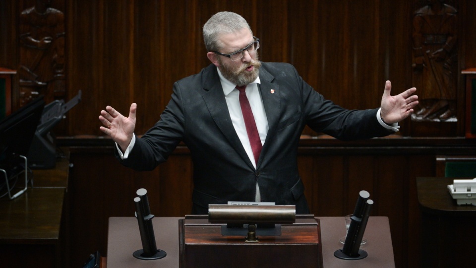 Poseł Konfederacji Grzegorz Braun na sali obrad izby w Warszawie/fot. Marcin Obara, PAP