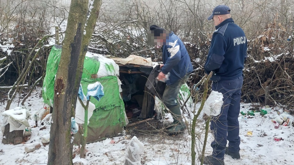 56-letni mężczyzna koczował w szałasie w lesie/fot. materiały policji