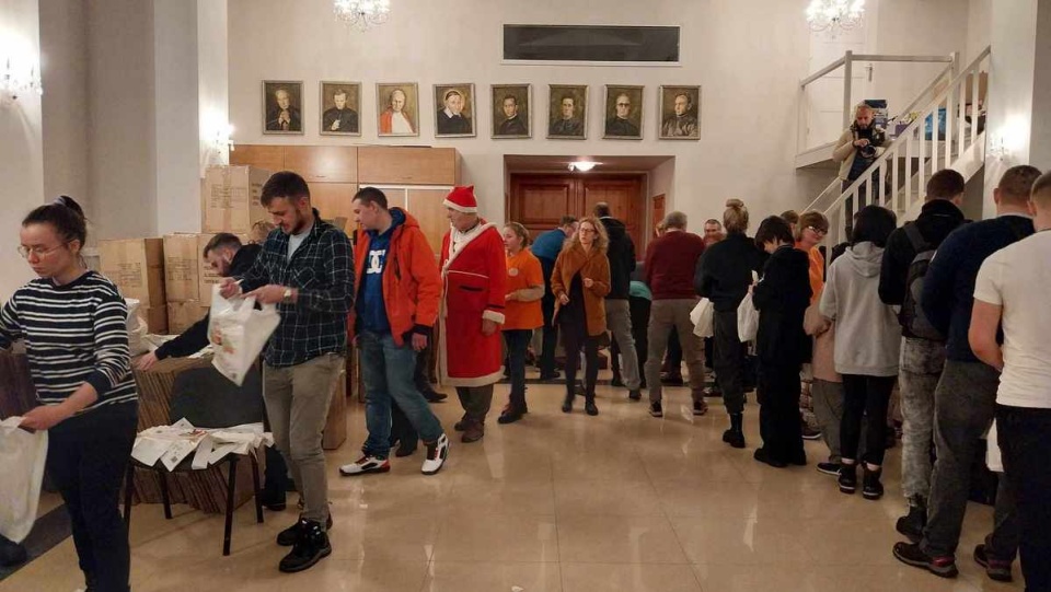 Dziesiątki wolontariuszy zjawiły się we wtorek w bydgoskiej Bazylice, by pomóc w przygotowaniu darów dla uczestników miejskiej Wigilii/fot. Jolanta Fischer