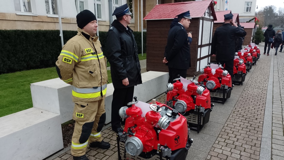 Вогнеборці-добровольці з регіону отримали 13 бойових машин, 13 мотопомп, а також безпілотники та пилки для деревини/fot. Michał Zaręba