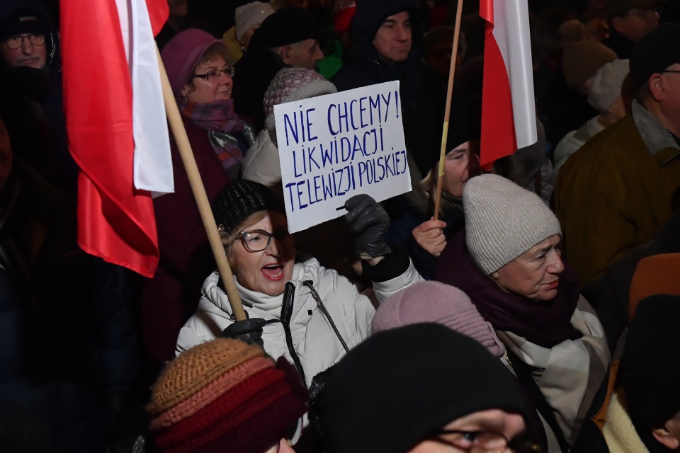 Przed budynkiem TVP w Warszawie odbyła się manifestacja w obronie Telewizji Polskiej/fot. PAP/Piotr Nowak