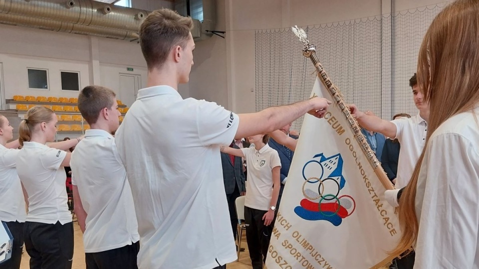 Uroczystość nadania sztandaru XI Liceum Ogólnokształcącemu im. Bydgoskich Olimpijczyków Mistrzostwa Sportowego w Bydgoszczy/fot. Elżbieta Rupniewska