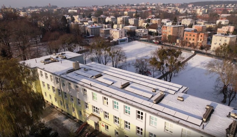 Na dachach grudziądzkich szkół pojawiły się panele fotowoltaiczne. Dzięki temu placówki staną się niezależne energetycznie/fot: grudziadz.pl