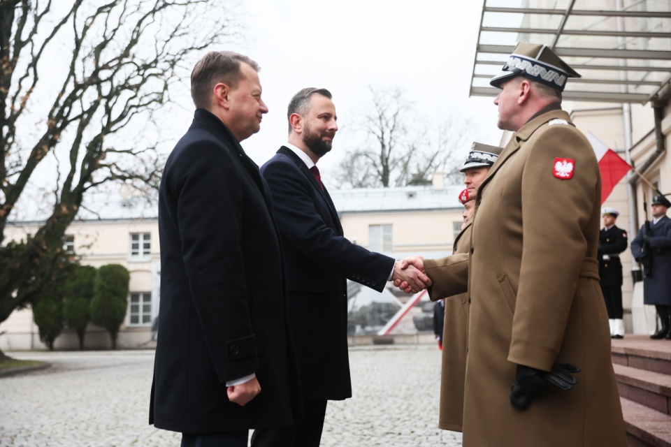 Władysław Kosiniak-Kamysz witany przez byłego ministra obrony narodowej Mariusza Błaszczaka i dowódcę Garnizonu Warszawa gen. bryg. Tomasza Dominikowskiego/fot: PAP, Leszek Szymański