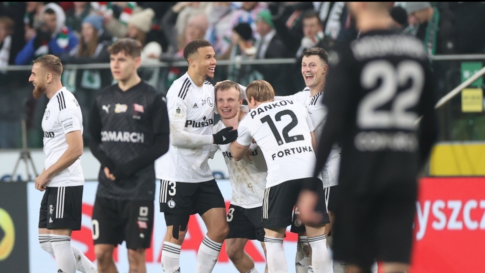 Zawodnicy Legii Warszawa cieszą się z gola podczas meczu 19. kolejki piłkarskiej Ekstraklasy z Cracovią/ PAP/Leszek Szymański
