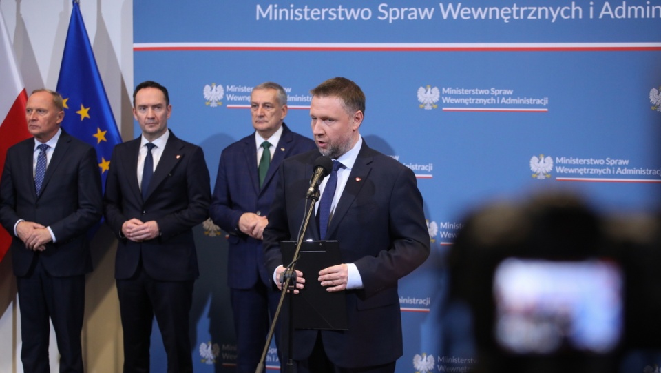 Minister spraw wewnętrznych i administracji Marcin Kierwiński oraz wiceministrowie spraw wewnętrznych i administracji. Czesław Mroczek - pierwszy z lewej/fot. Albert Zawada, PAP