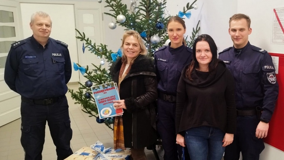 Funkcjonariusze i pracownicy cywilni Komendy Miejskiej Policji w Bydgoszczy włączyli się w akcję „Onko–Dzieci listy piszą”./fot. materiały policjanci