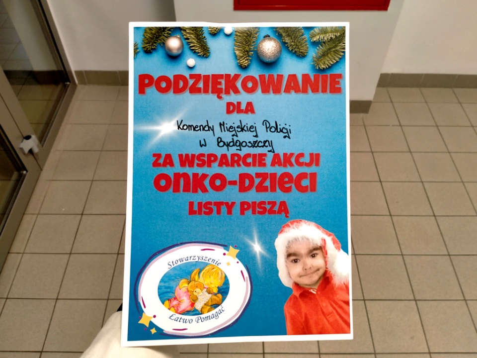 Funkcjonariusze i pracownicy cywilni Komendy Miejskiej Policji w Bydgoszczy włączyli się w akcję „Onko–Dzieci listy piszą”./fot. materiały policjanci