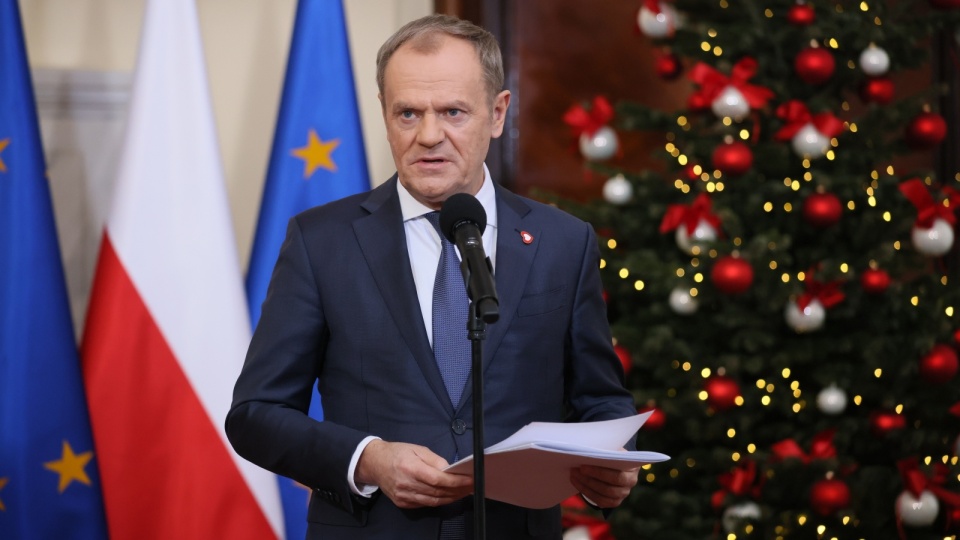 Donald Tusk podczas konferencji po posiedzeniu rządu w siedzibie KPRM w Warszawie/fot. Leszek Szymański, PAP