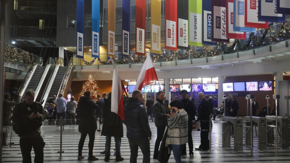 Obecność polityków w siedzibie Telewizji Polskiej ma związek z przegłosowaną 19 grudnia uchwałą Sejmu, zapowiadającą zmiany, jakie w mediach publicznych chce przeprowadzić nowy rząd/Paweł Supernak/PAP