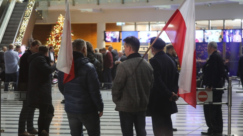 Obecność polityków w siedzibie Telewizji Polskiej ma związek z przegłosowaną 19 grudnia uchwałą Sejmu, zapowiadającą zmiany, jakie w mediach publicznych chce przeprowadzić nowy rząd/Paweł Supernak/PAP