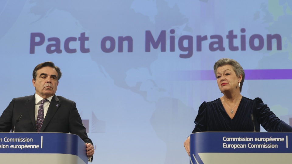Wiceprzewodniczący Komisji Europejskiej odpowiedzialny za „ochronę europejskiego stylu życia” Margaritis Schinas i europejska komisarz do spraw wewnętrznych Ylva Johansson zorganizowali konferencję prasową na temat osiągniętego porozumienia politycznego w sprawie Paktu o migracji i azylu/fot: PAP, Olivier Hoslet