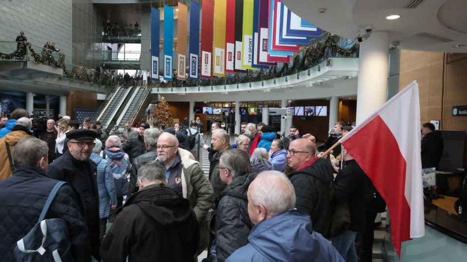 Politycy Prawa i Sprawiedliwości od wtorkowego wieczoru protestują w siedzibie Telewizji Polskiej. Tymczasem minister kultury dokonał zmian w radach nadzorczych mediów publicznych/fot. PAP/Kalbar